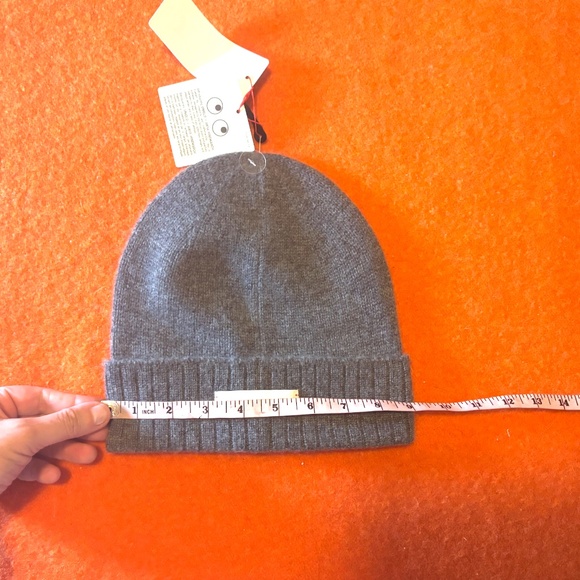 Anya Hindmarch Uniqlo collab gray 100% cashmere knitted beanie hat tuque NWT - Picture 7 of 8